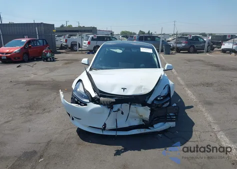 2021 Tesla Model 3 Standard Range Plus Rear-Wheel Drive z USA, uszkodzony, nr VIN 5YJ3E1EA8MF053588